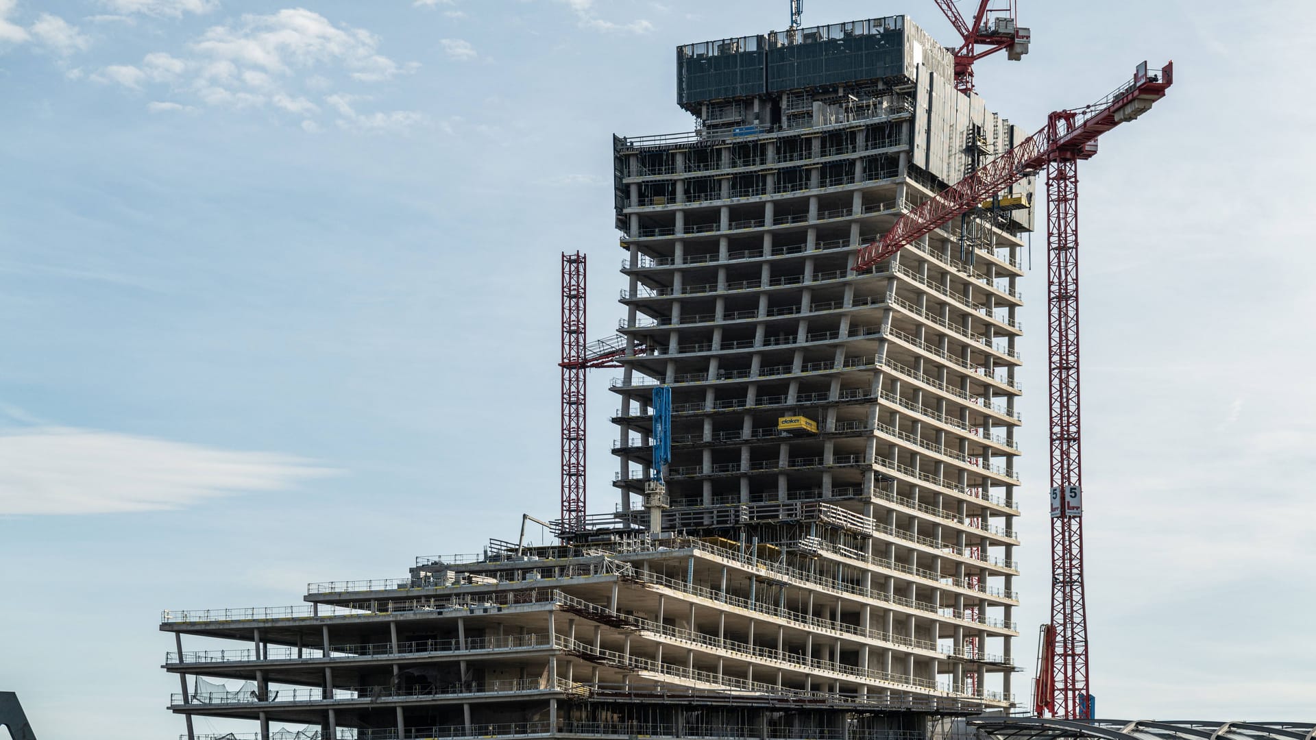 Der Elbtower (Archivbild): Aus der Bauruine könnte doch noch ein fertiger Turm werden – dabei will nun auch Dirk Roßmann mithelfen.
