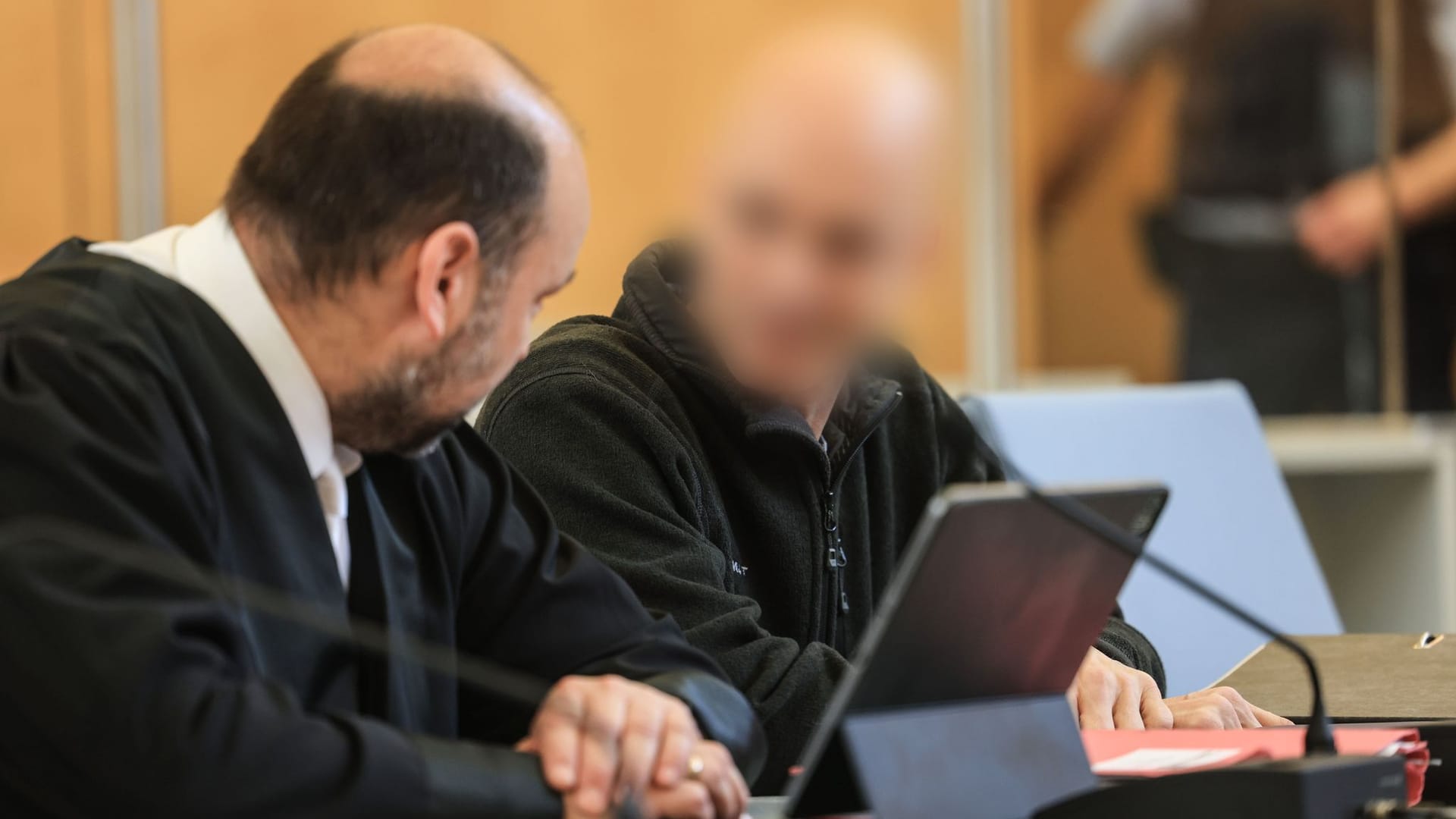 Der Ex-Offizier (verpixelt) bei seinem Prozess in Düsseldorf (Archivbild): Er will nach dem Urteil freiwillig in Haft bleiben.