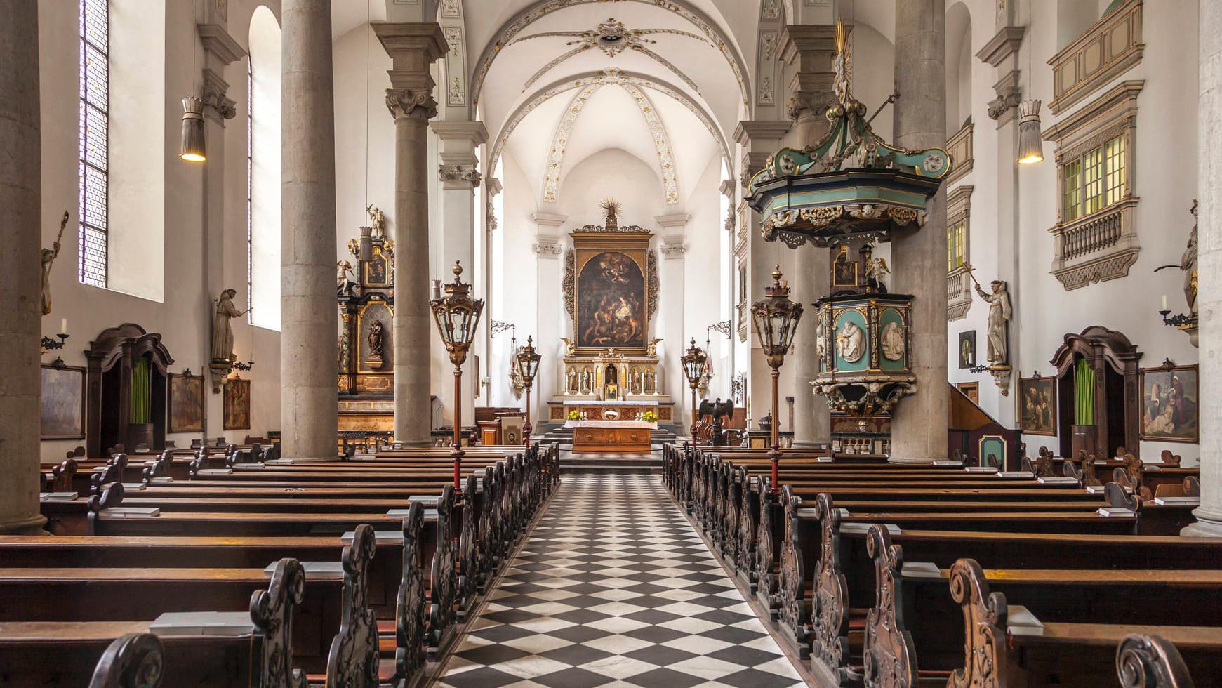 Der Innenraum der Maxkirche in Düsseldorf vor der Verwüstung (Archivbild): Eine Frau warf Gegenstände der Kirche auf den Boden. Der Innenraum der Maxkirche in Düsseldorf vor der Verwüstung (Archivbild): Eine Frau warf Gegenstände der Kirche auf den Boden.