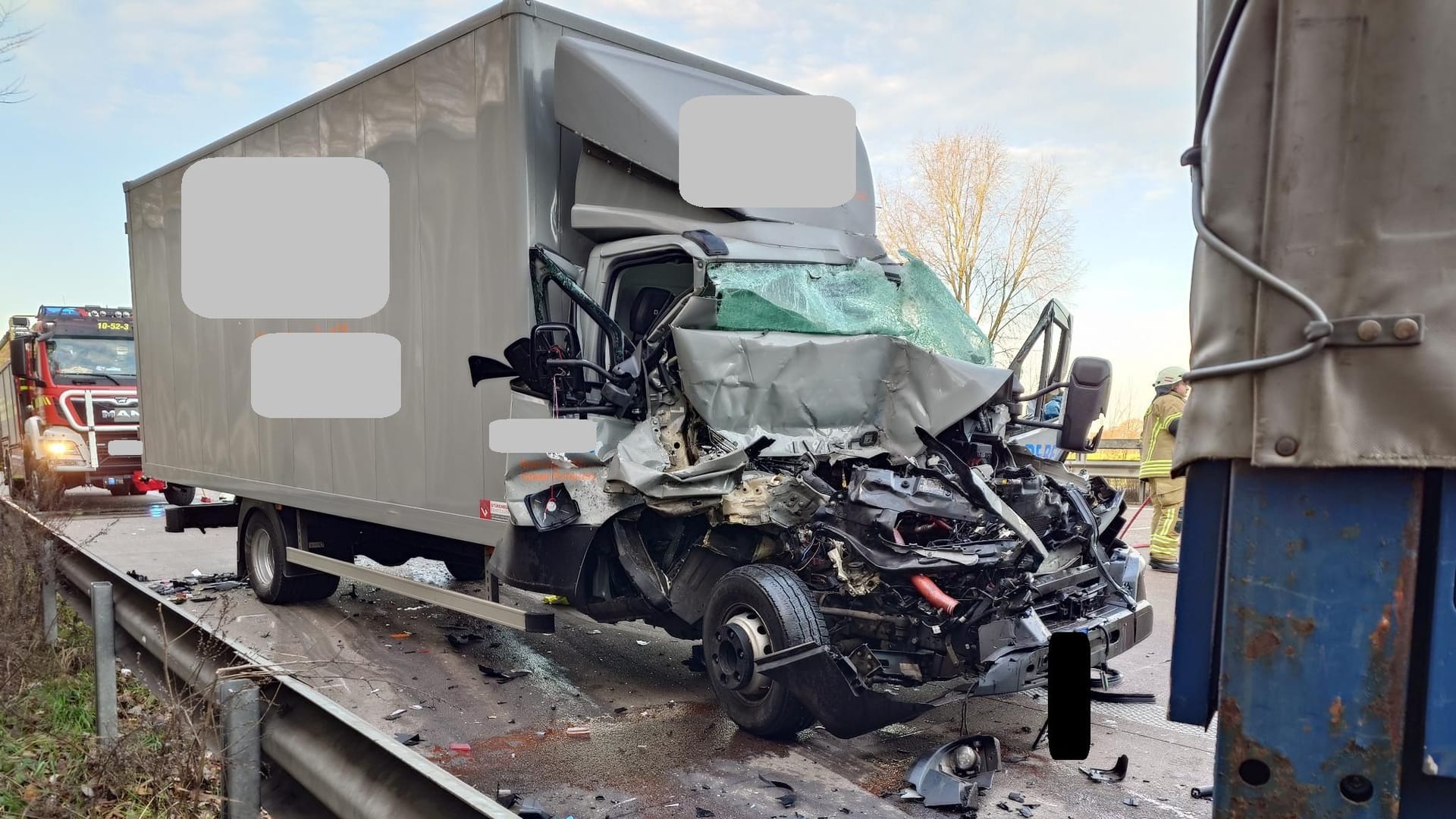 Der völlig demolierte Kleintransporter: Der Fahrer wurde schwer verletzt.