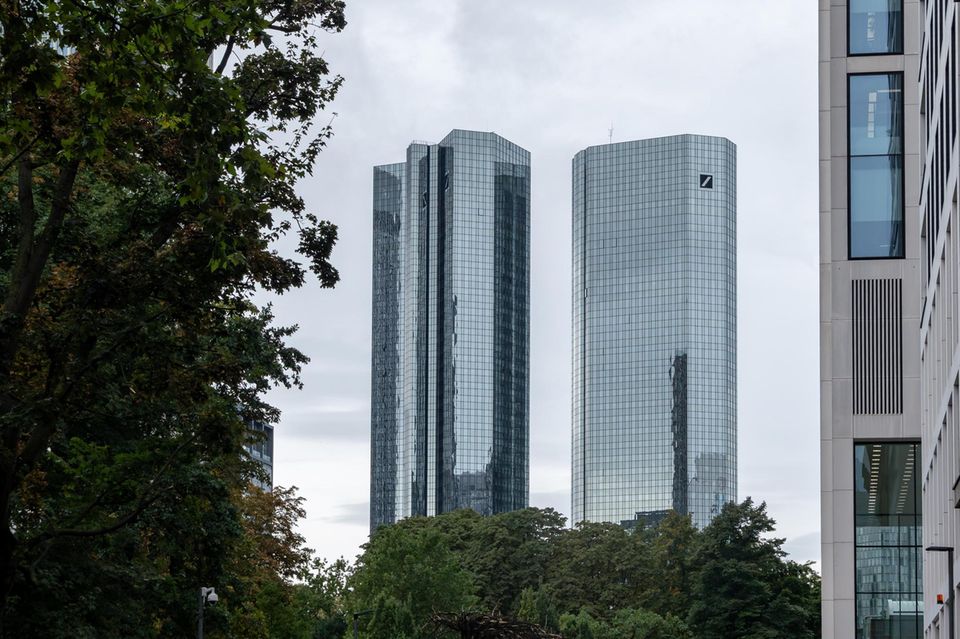 Bei Fremdkapital-Transaktionen verteidigt die Deutsche Bank mit 133 Emissionen im Volumen von 39,7 Mrd. Dollar ihren Spitzenplatz vor JPMorgan. Der Marktanteil der Deutschen Bank ist mehr als doppelt so groß wie der des größten Verfolgers. Von Platz fünf auf drei hat sich im Jahresvergleich die Commerzbank vorgearbeitet, auf Rang vier liegt Barclays.