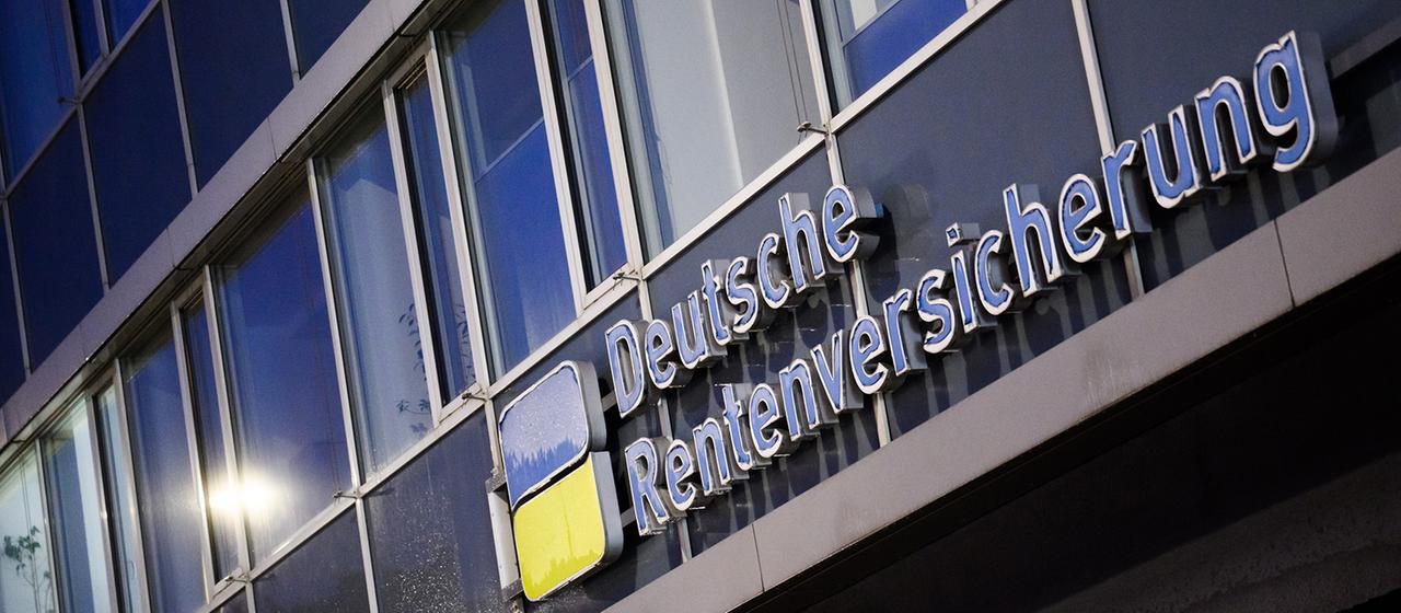 Der Schriftzug "Deutsche Rentenversicherung" ist an einem Gebäude zu sehen.