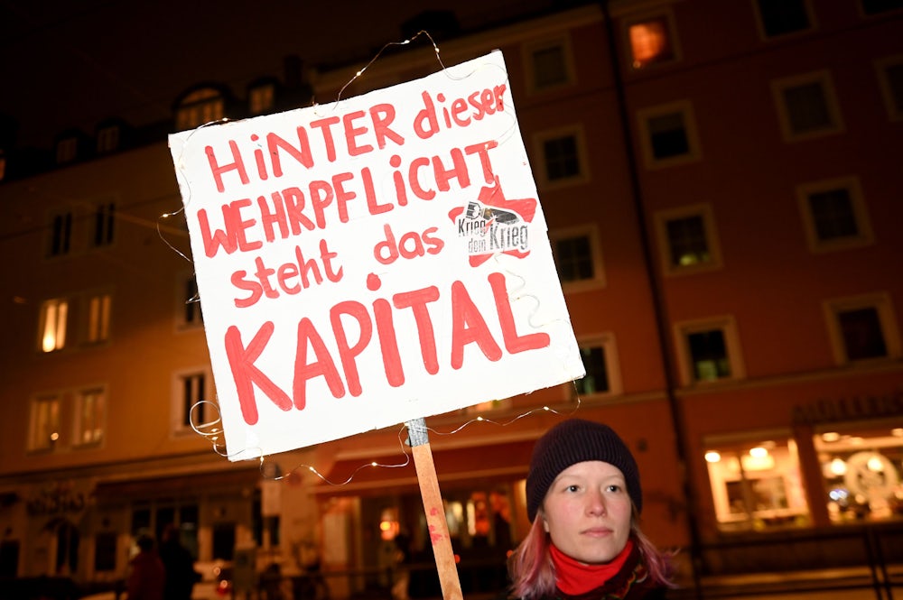 Eine junge Frau wirft der Bundesregierung vor, die Wehrpflicht diene kapitalistischen Interessen.