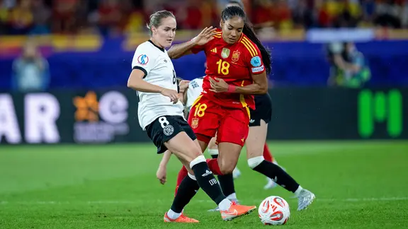 Sydney Lohmann (l.) im Spiel Deutschlands gegen Spanien