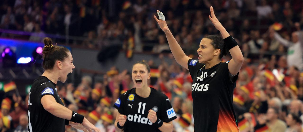 Deutschlands Emily Vogel und Aimee von Pereira bejubeln ihren Treffer | REUTERS/Leon Kuegeler Deutschlands Emily Vogel und Aimee von Pereira bejubeln ihren Treffer