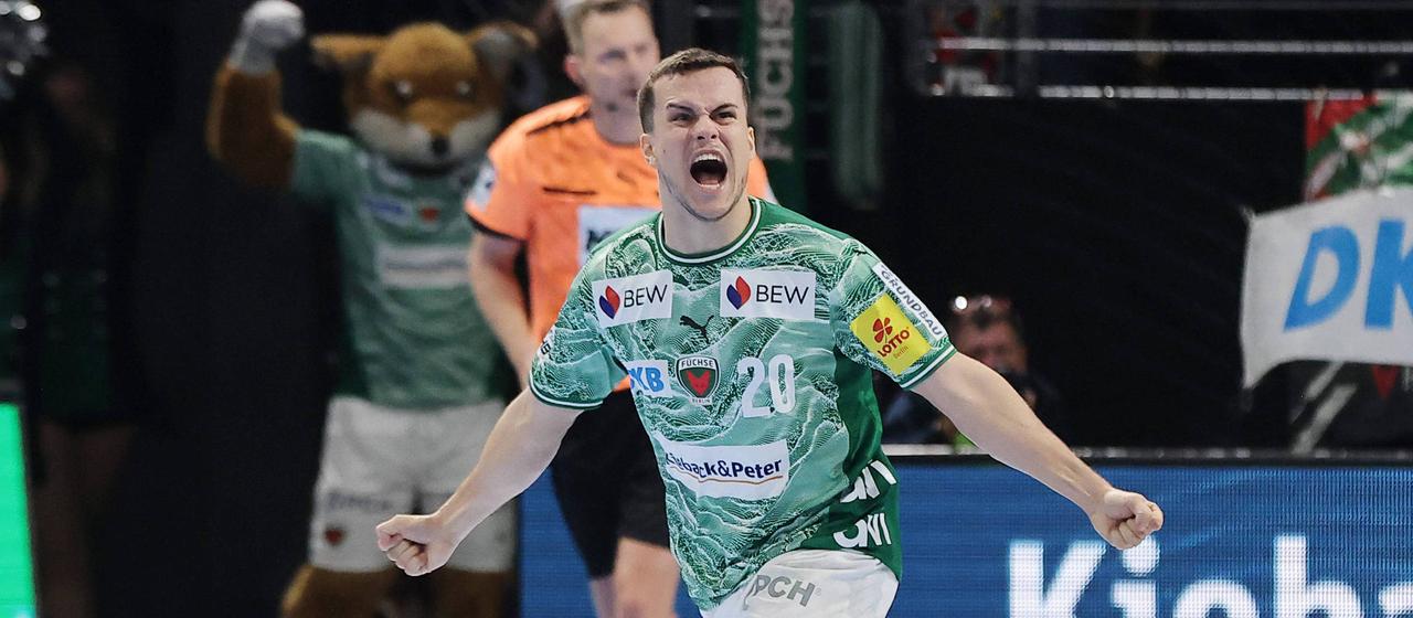 Berlins Tim Freihöfer jubelt nach Tor gegen den THW Kiel