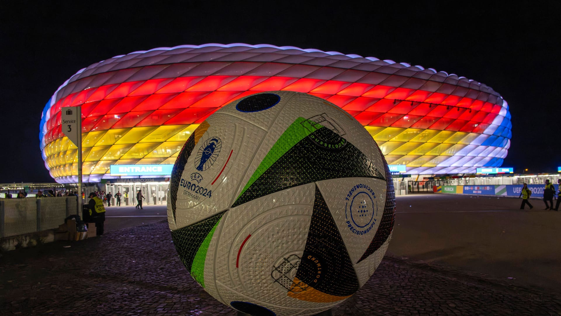 Die Allianz Arena erstrahlt beim Eröffnungsspiel der Herren-EM 2024 in schwarz-rot-gold (Archivbild): Die Allianz Arena erstrahlt beim Eröffnungsspiel der Herren-EM 2024 in schwarz-rot-gold (Archivbild):