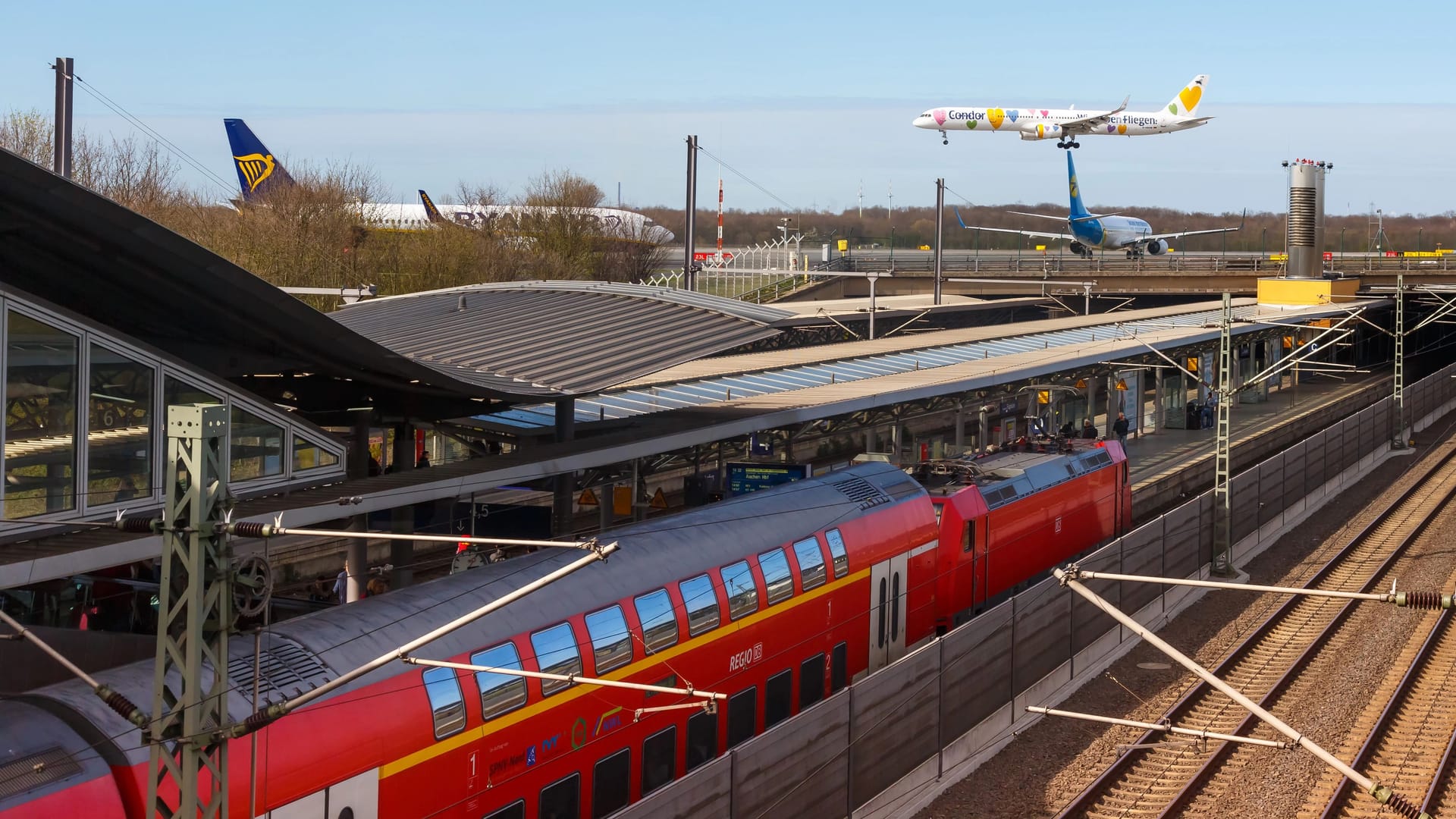 Die Bahnstation am Düsseldorfer Flughafen (Symbolfoto): Am 1. Weihnachtsfeiertag kommt es hier zu Problemen im Bahnverkehr.