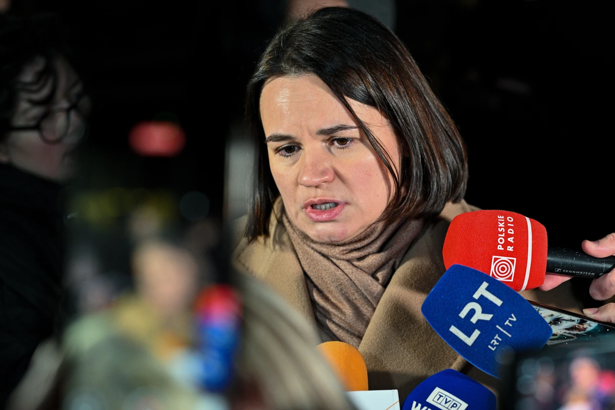 Die belarussische Aktivistin und Menschenrechtlerin Swetlana Tichanowskaja spricht zu den wartenden Reportern.