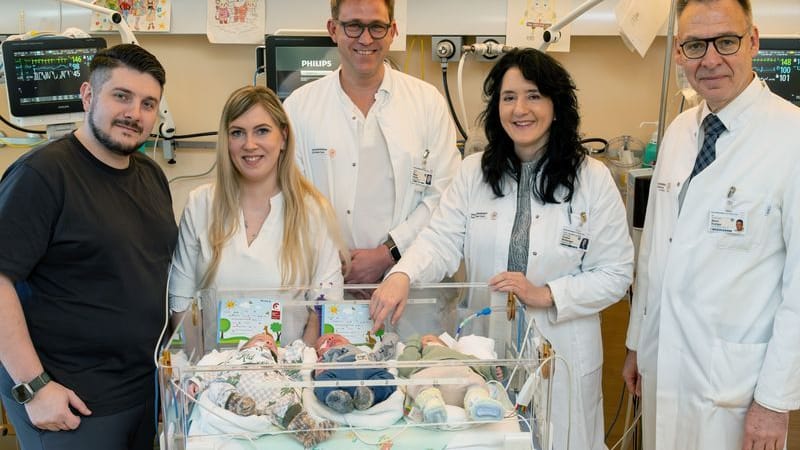 Die Eltern Markus und Synthia freuen sich mit Oberarzt Dr. Matej Komár, Prof. Pauline Wimberger, Direktorin Klinik für Frauenheilkunde und Geburtshilfe, und Prof. Mario Rüdiger, Leiter Neonatologie (v. l.n.r.), über den Nachwuchs.