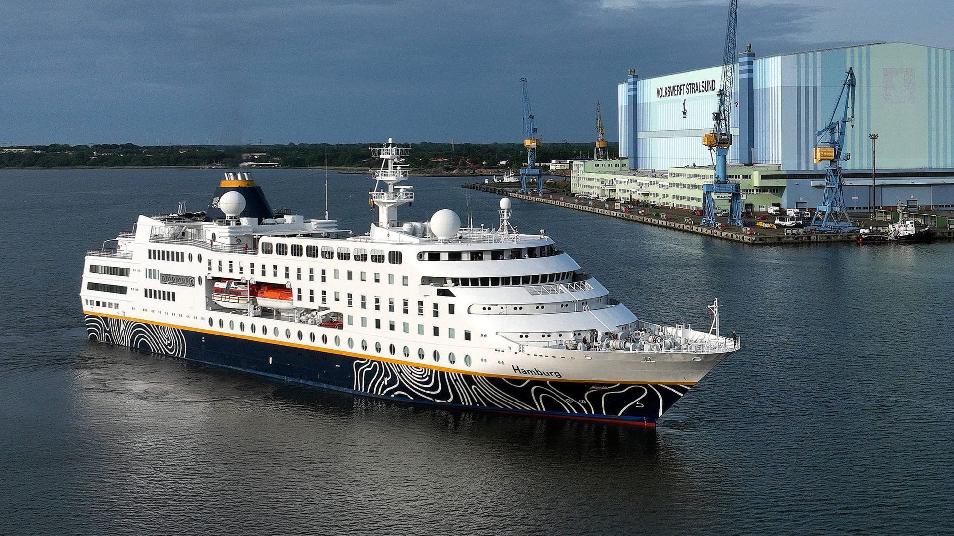 Die MS "Hamburg", hier in Stralsund (Archivbild): Wegen eines angekündigten Orkans auf hoher See muss das Schiff seine Reise woanders beginnen.