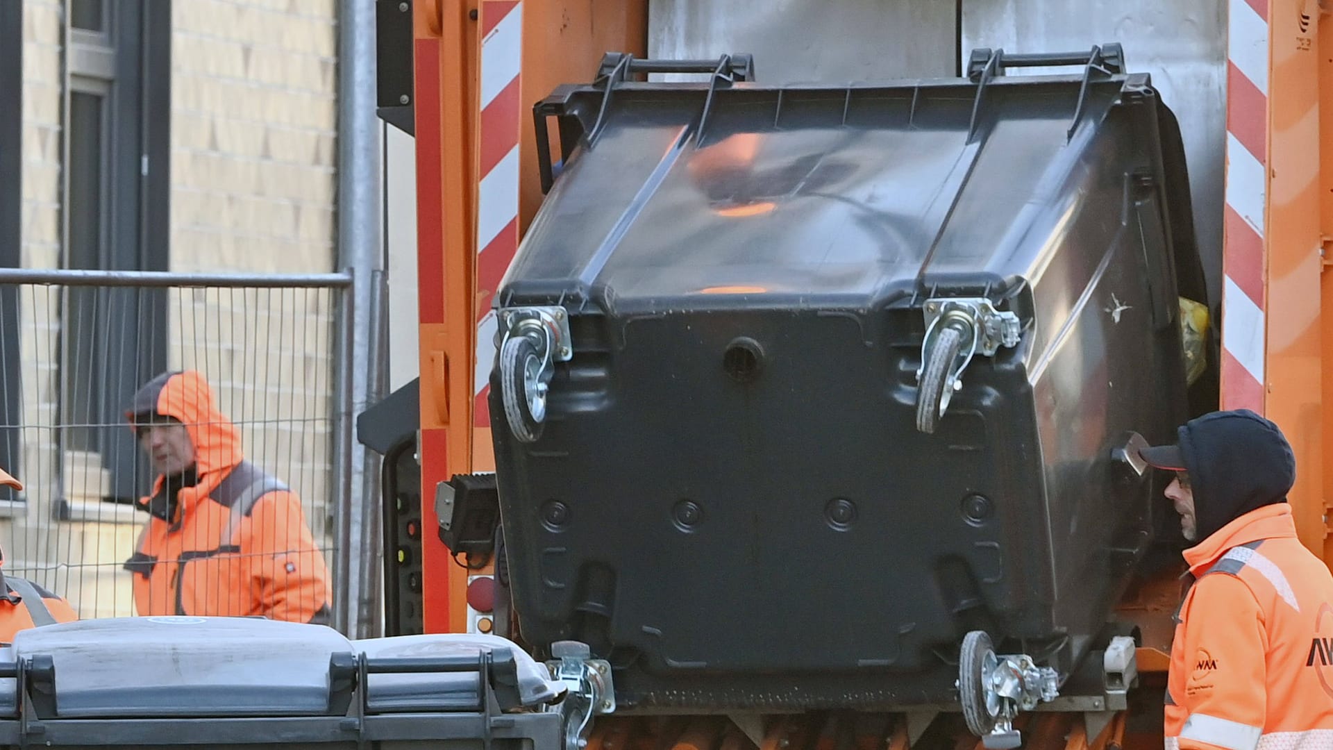 Die Müllabfuhr holt Müll ab: In Hannover sollen die Abfallgebühren steigen.