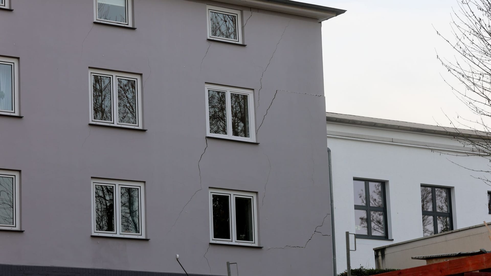 Risse an der Fassade des Mehrfamilienhauses in Wuppertal