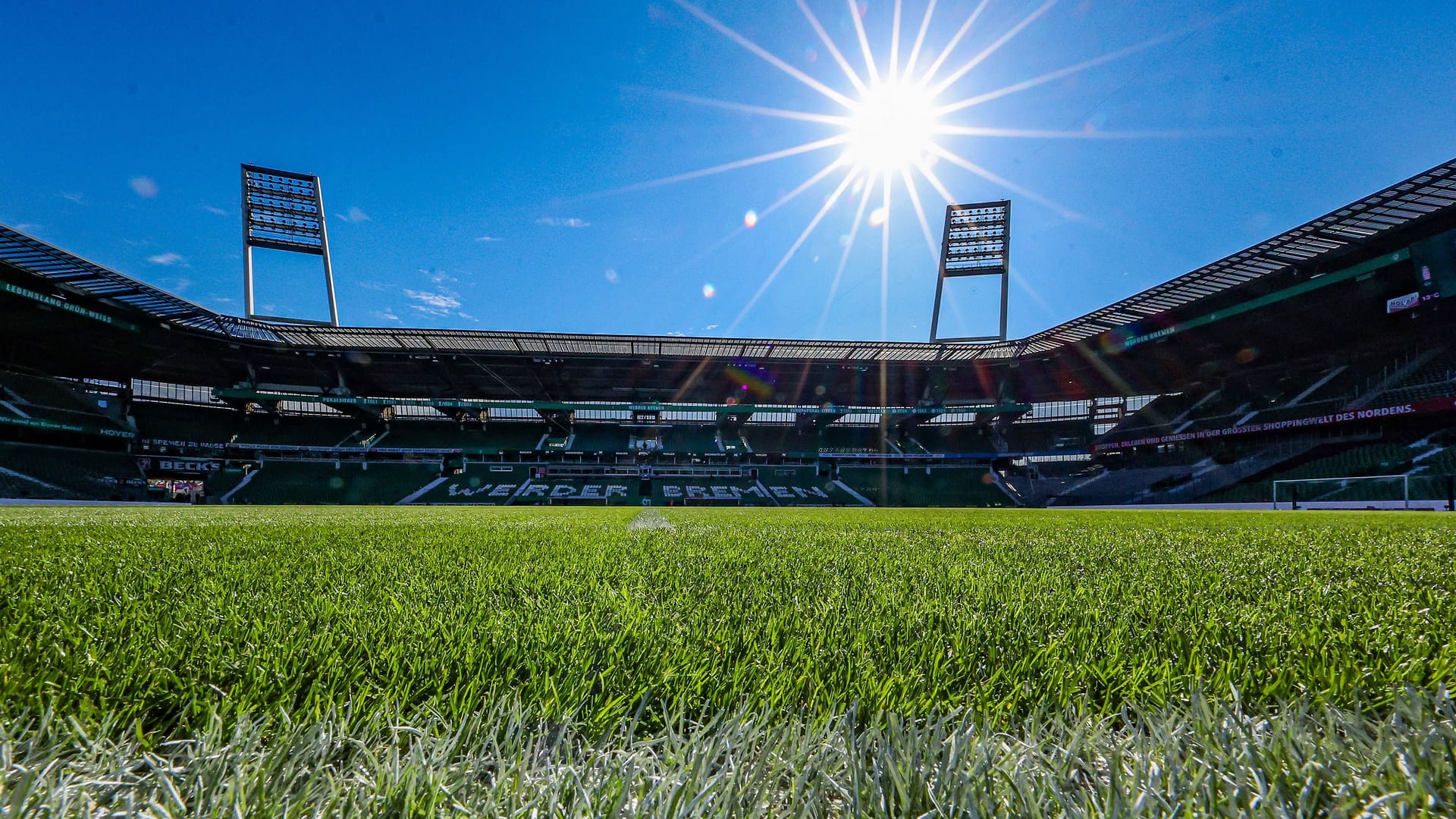 Die Sonne scheint über dem Weserstadion (Archivbild): Bremen startet mit frühsommerlichem Wetter in den "Wonnemonat" Mai.