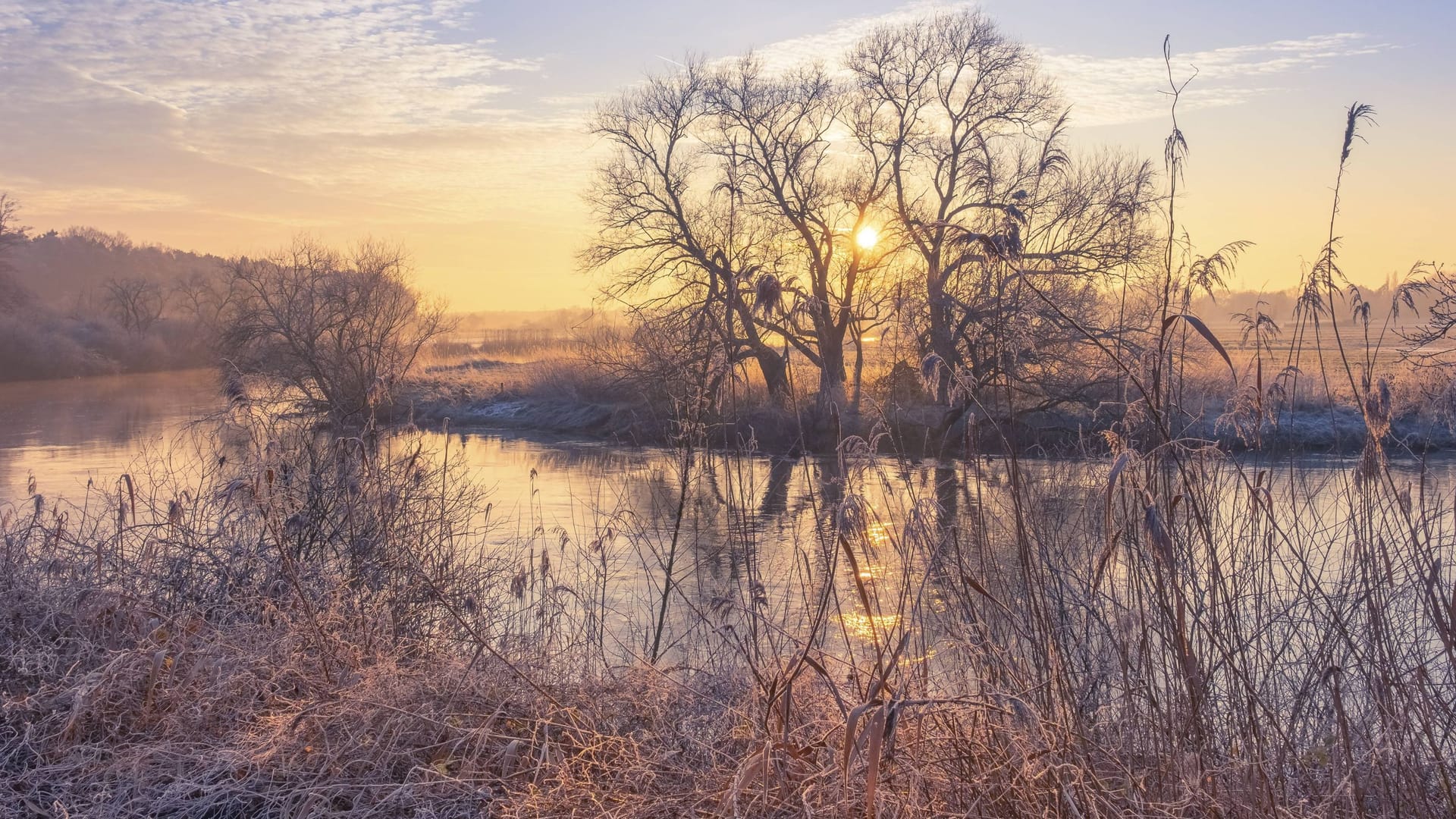 Die Sonne scheint über der Leine (Archivbild): Frostige Kälte bestimmt die Weihnachtstage in Hannover.