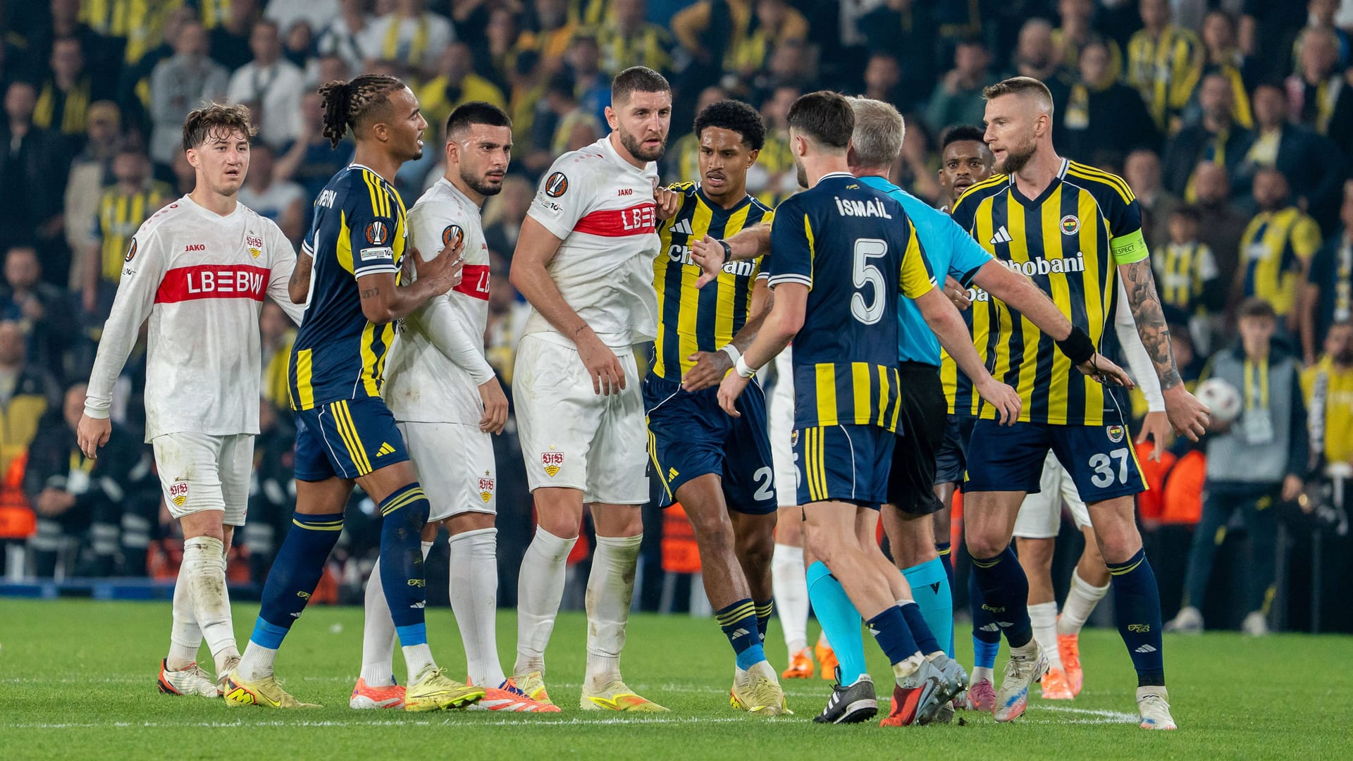Die Stimmung war leicht gereizt: Rudelbildung beim Europa-League-Spiel zwischen dem VfB Stuttgart und Fenerbahçe, Deniz Undav (3. v. li.) und Ismail Yüksek (Rückennummer fünf) mittendrin. Die Stimmung war leicht gereizt: Rudelbildung beim Europa-League-Spiel zwischen dem VfB Stuttgart und Fenerbahçe, Deniz Undav (3. v. li.) und Ismail Yüksek (Rückennummer fünf) mittendrin.