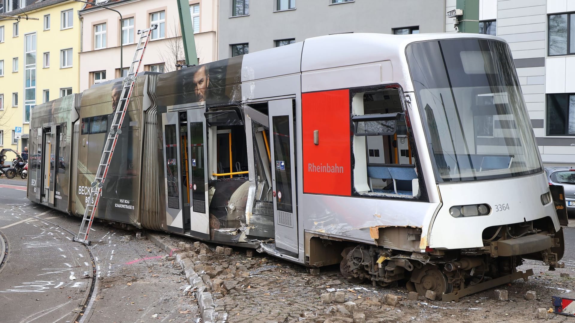 Straßenbahn in Düsseldorf entgleist Straßenbahn in Düsseldorf entgleist