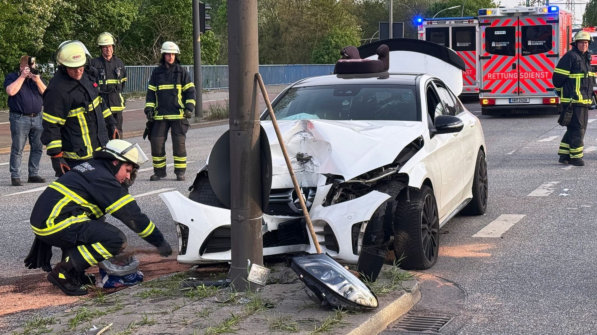 Auto fährt gegen Ampelmast