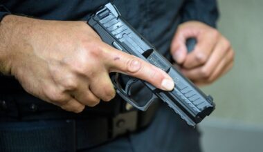 Polizei findet Waffen, Drogen und zwei gesuchte Personen