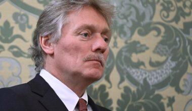 Das Foto zeigt Dmitri Peskow. Er blickt ernst. (Archivbild)