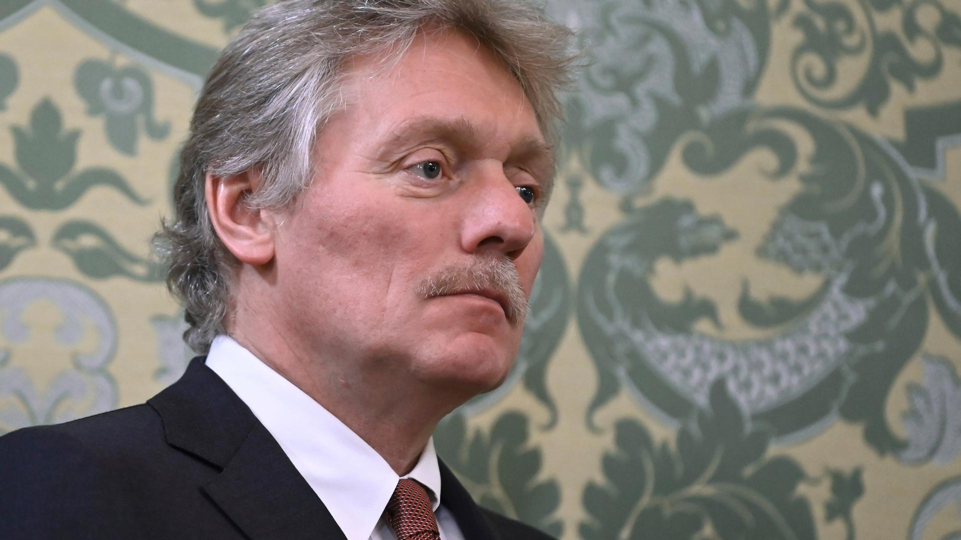 Das Foto zeigt Dmitri Peskow. Er blickt ernst. (Archivbild) Das Foto zeigt Dmitri Peskow. Er blickt ernst. (Archivbild)