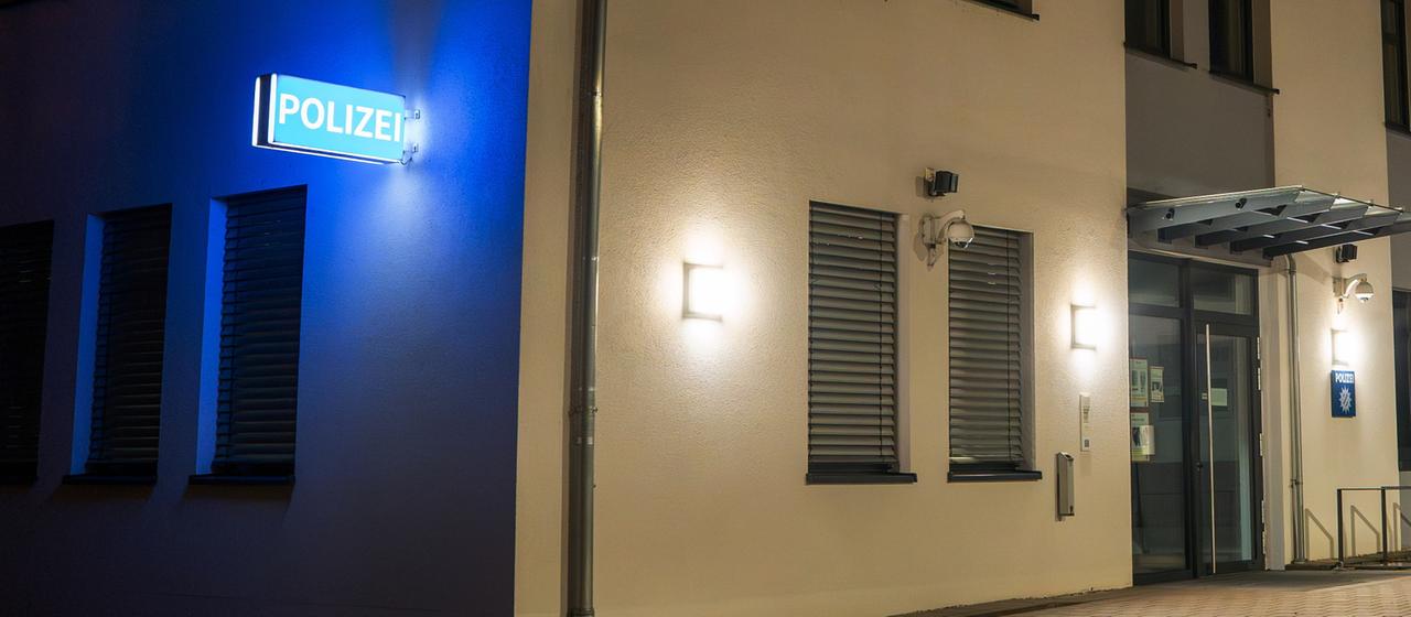Die Polizeiwache in Dingolfing | dpa Die Polizeiwache in Dingolfing