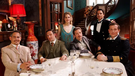 Eine Filmszene aus der neuen Amazon Prime-Serie "Dinner for Five" unter anderem mit Alicia von Rittberg als die junge Miss Sophie, Kostja Ullmann als Butler James und Moritz Bleibtreu als Mr. Pommeroy.