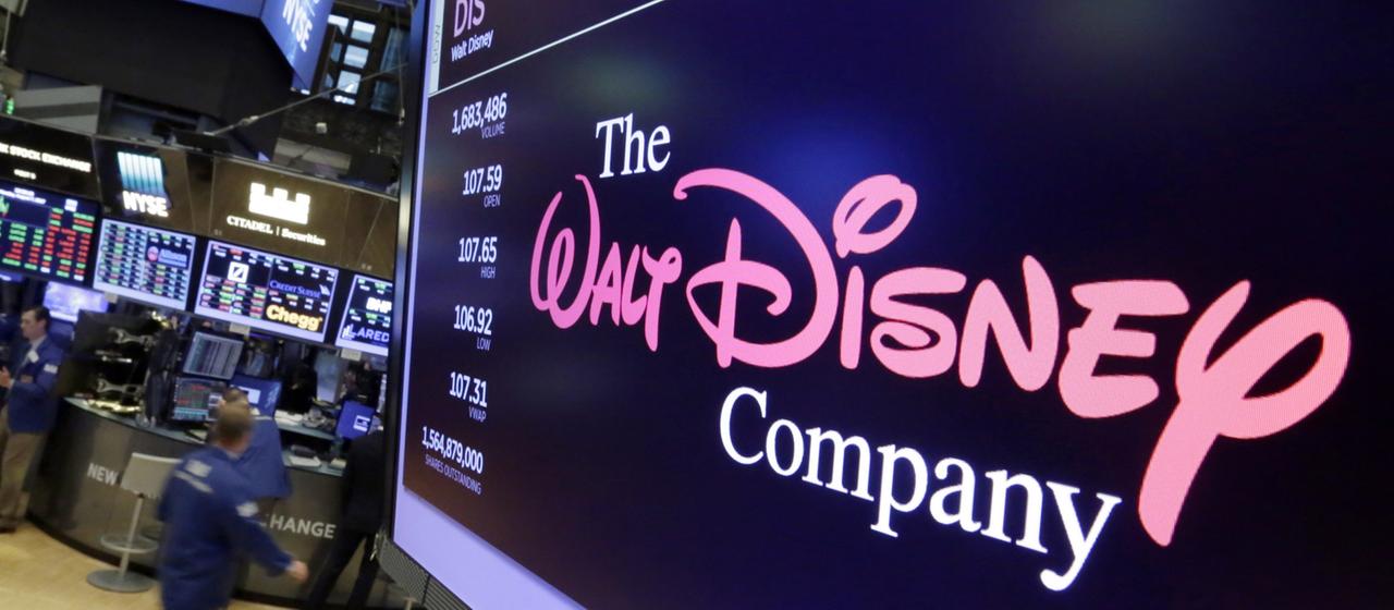 Das Logo von Walt Disney ist auf einem Bildschirm an der New Yorker Börse zu sehen. | dpa Das Logo von Walt Disney ist auf einem Bildschirm an der New Yorker Börse zu sehen.