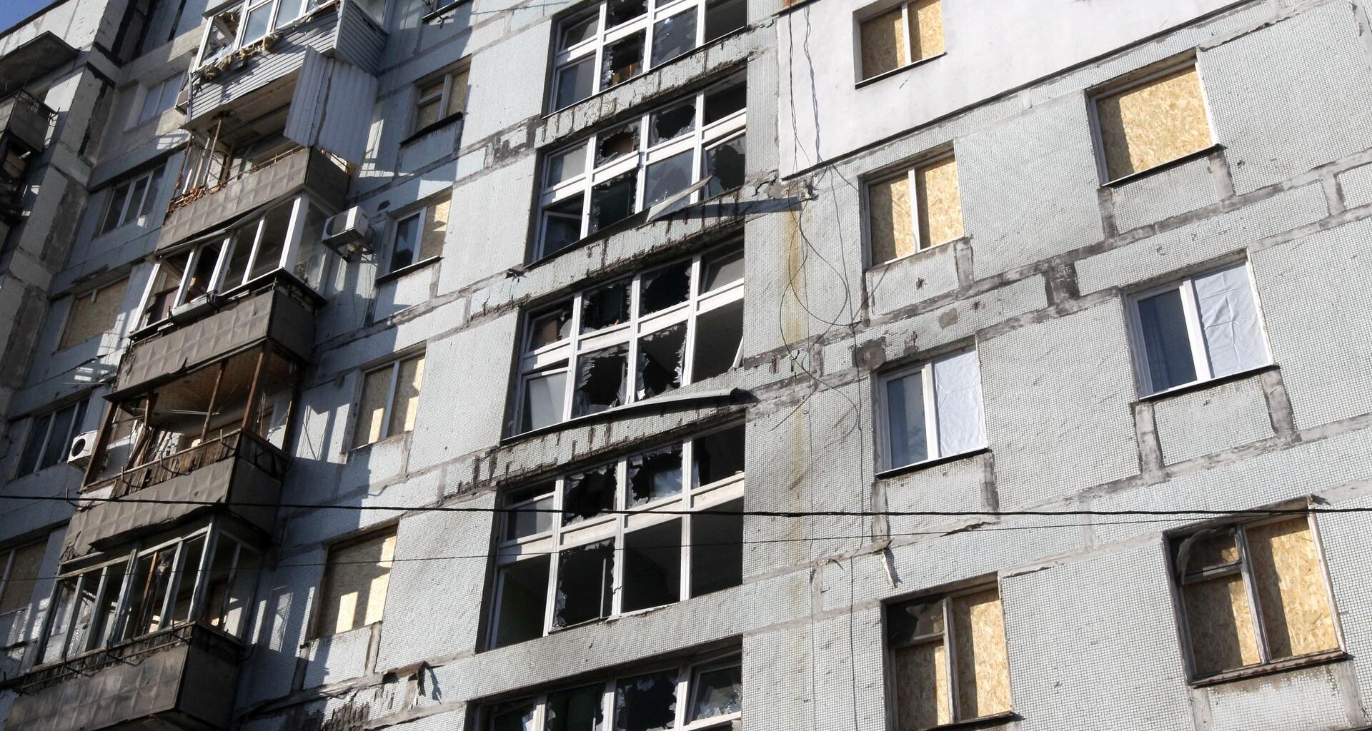 OSB-Platten verschließen die durch den russischen Drohnenangriff zerstörten Fenster eines Wohnhochhauses in Dnipro, Ukraine, am 25. November 2025.