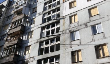 OSB-Platten verschließen die durch den russischen Drohnenangriff zerstörten Fenster eines Wohnhochhauses in Dnipro, Ukraine, am 25. November 2025.