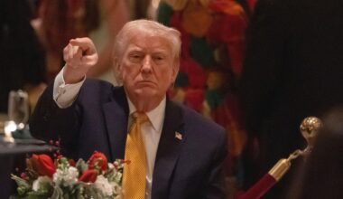 Donald Trump bei seinem traditionellen Weihnachtsdinner – wenig später flogen die USA Luftschläge in Nigeria
