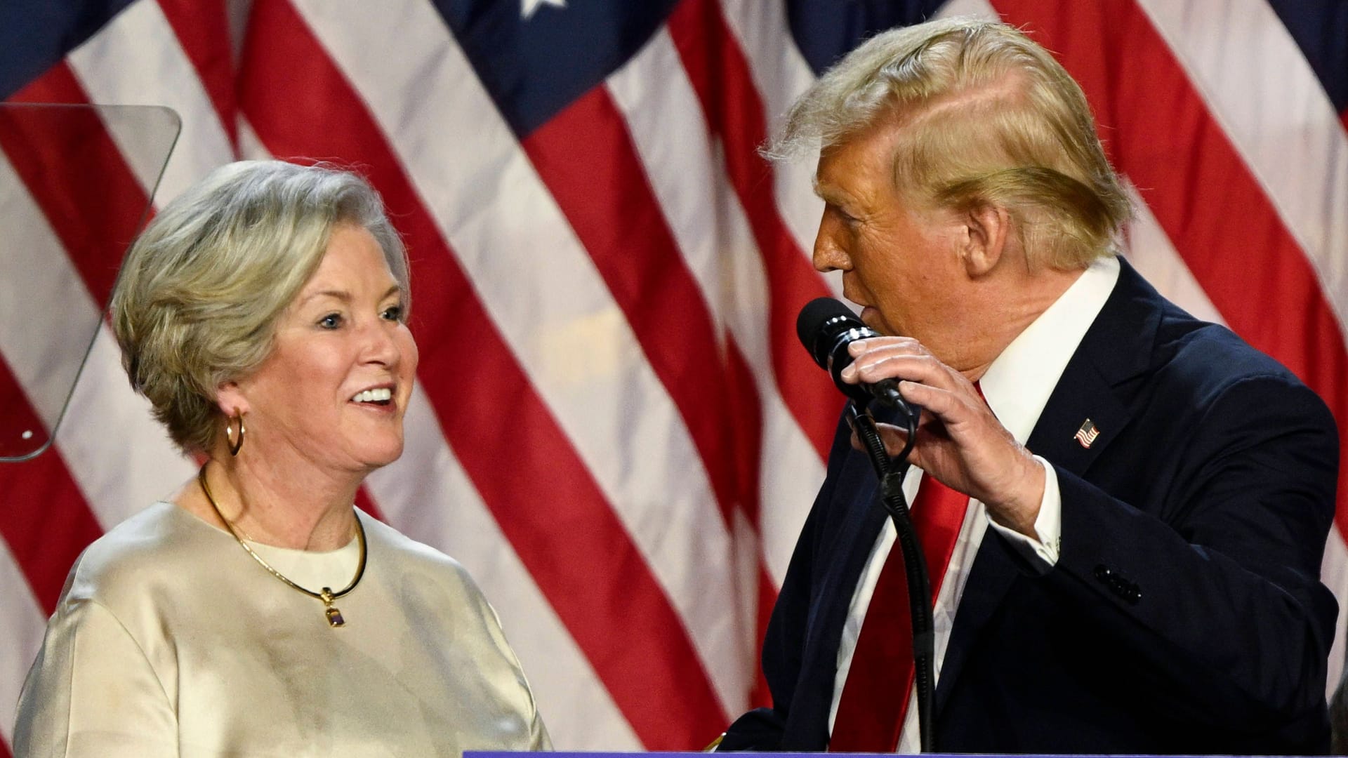 Donald Trump (r) mit Susie Wiles (Archivbild): Die Stabschefin sieht sich aus dem Kontext gerissen.