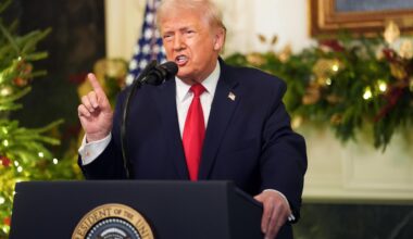 Präsident Donald Trump gestikuliert an einem Pult stehend bei der Rede an die Nation 2025 mit der rechten Hand