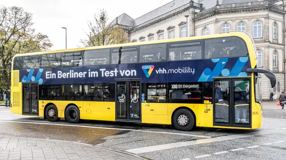 Ein Doppeldeckerbus der Verkehrsbetriebe Hamburg-Holstein (VHH) startet vom Zentralen Omnibusbahnhof