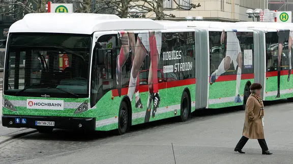 Mit Fußball-Motiven war der Doppelgelenkbus während der WM 2006 versehen. | picture-alliance/ dpa/dpaweb | Maurizio Gambarini Ein neuer Doppelgelenkbus im besonderen WM-Outfit steht am 09.03.2006 in Hamburg an einer Haltestelle.