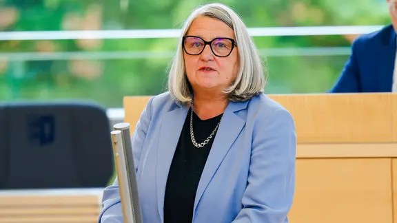 Dorit Stenke (CDU), Ministerin für Allgemeine und Berufliche Bildung, Wissenschaft, Forschung und Kultur in Schleswig-Holstein, spricht im Plenarsaal. | picture alliance/dpa, Frank Molter Dorit Stenke (CDU), Ministerin für Allgemeine und Berufliche Bildung, Wissenschaft, Forschung und Kultur in Schleswig-Holstein, spricht im Plenarsaal.