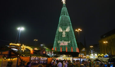 Auf dem Weihnachtsmarkt Dortmund steht der größte Weihnachtsbaum der Welt.