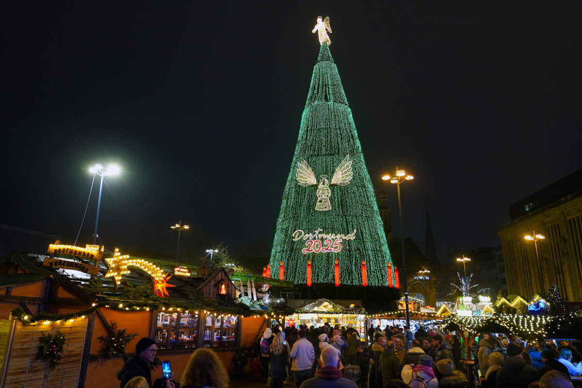 Auf dem Weihnachtsmarkt Dortmund steht der größte Weihnachtsbaum der Welt.