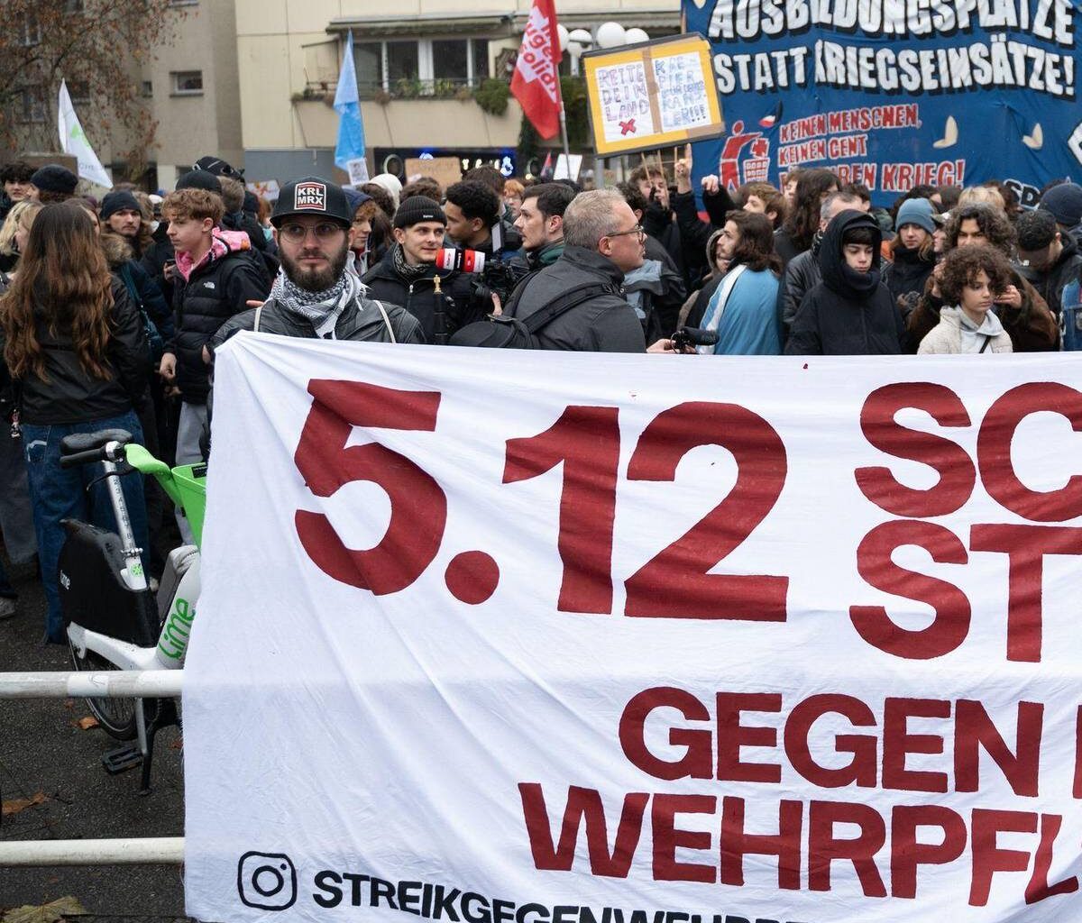 Viele tausend Demonstranten bei Protesten gegen Wehrdienst