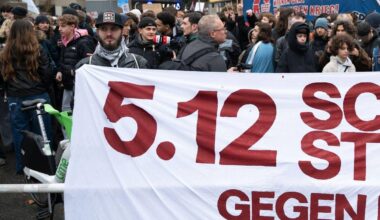 Viele tausend Demonstranten bei Protesten gegen Wehrdienst