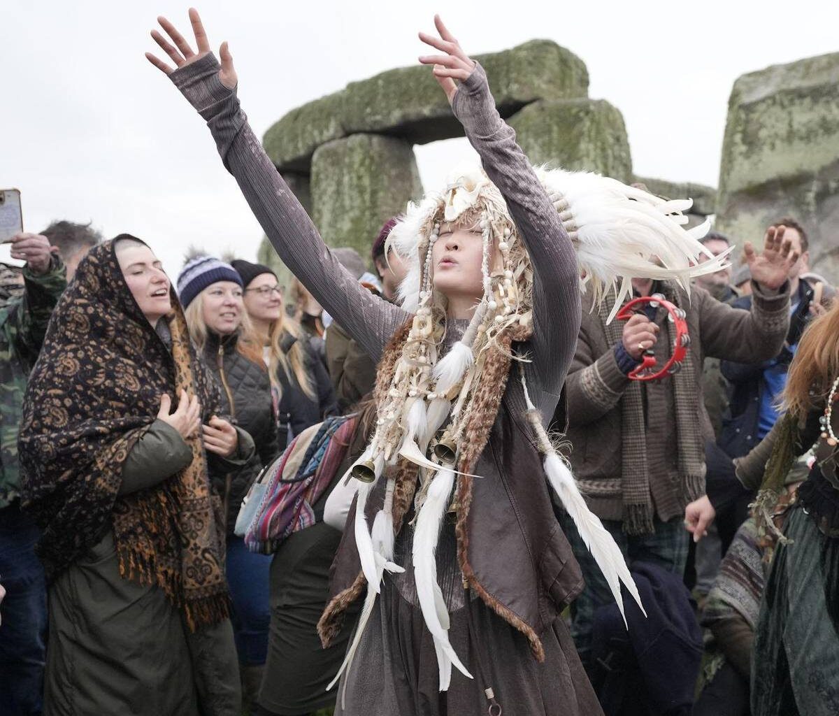Tausende Menschen verfolgen Wintersonnenwende in Stonehenge