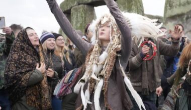 Tausende Menschen verfolgen Wintersonnenwende in Stonehenge
