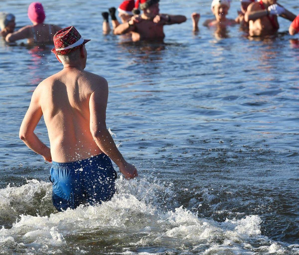 Dutzende steigen zum Weihnachtsschwimmen in den Orankesee