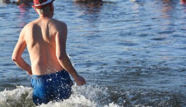 Dutzende steigen zum Weihnachtsschwimmen in den Orankesee