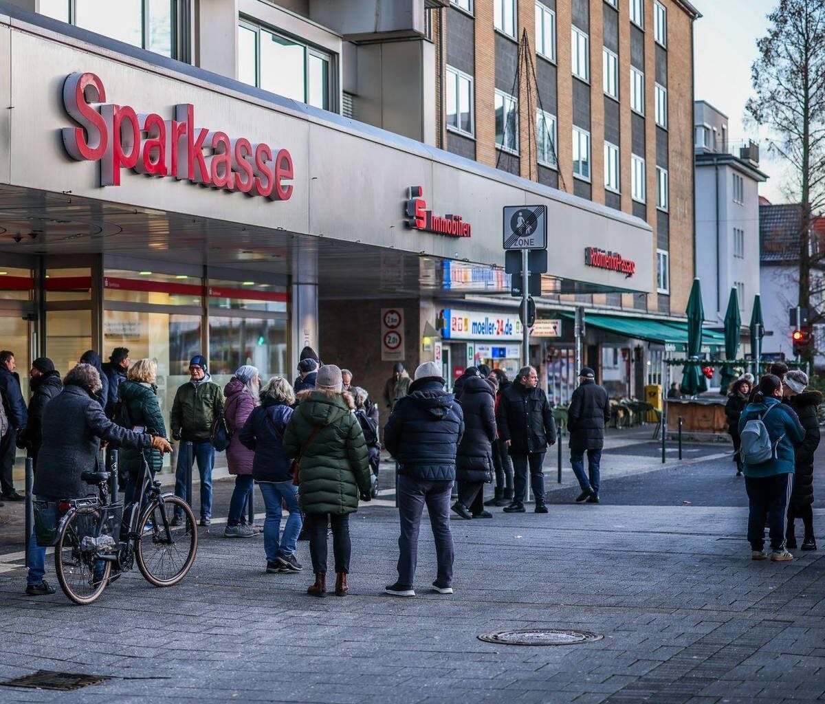 Tumult an Bankfiliale - Kunden müssen draußen bleiben