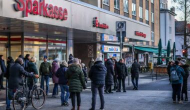 Tumult an Bankfiliale - Kunden müssen draußen bleiben