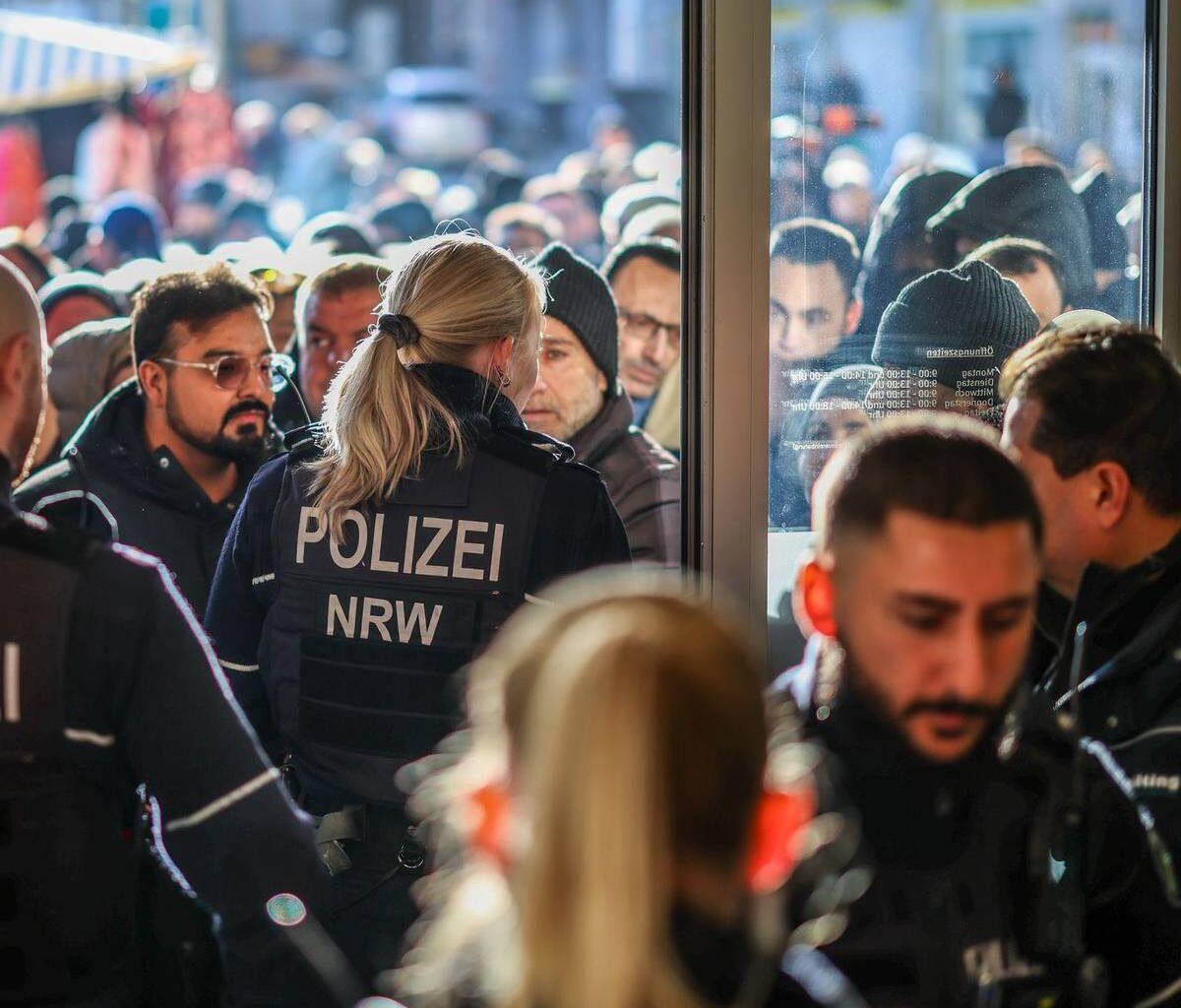 Tumult vor Bankfiliale - Kunden müssen draußen bleiben