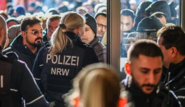 Tumult vor Bankfiliale - Kunden müssen draußen bleiben