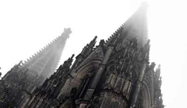 Christvesper: Person mit goldener Maske stört Gottesdienst im Kölner Dom