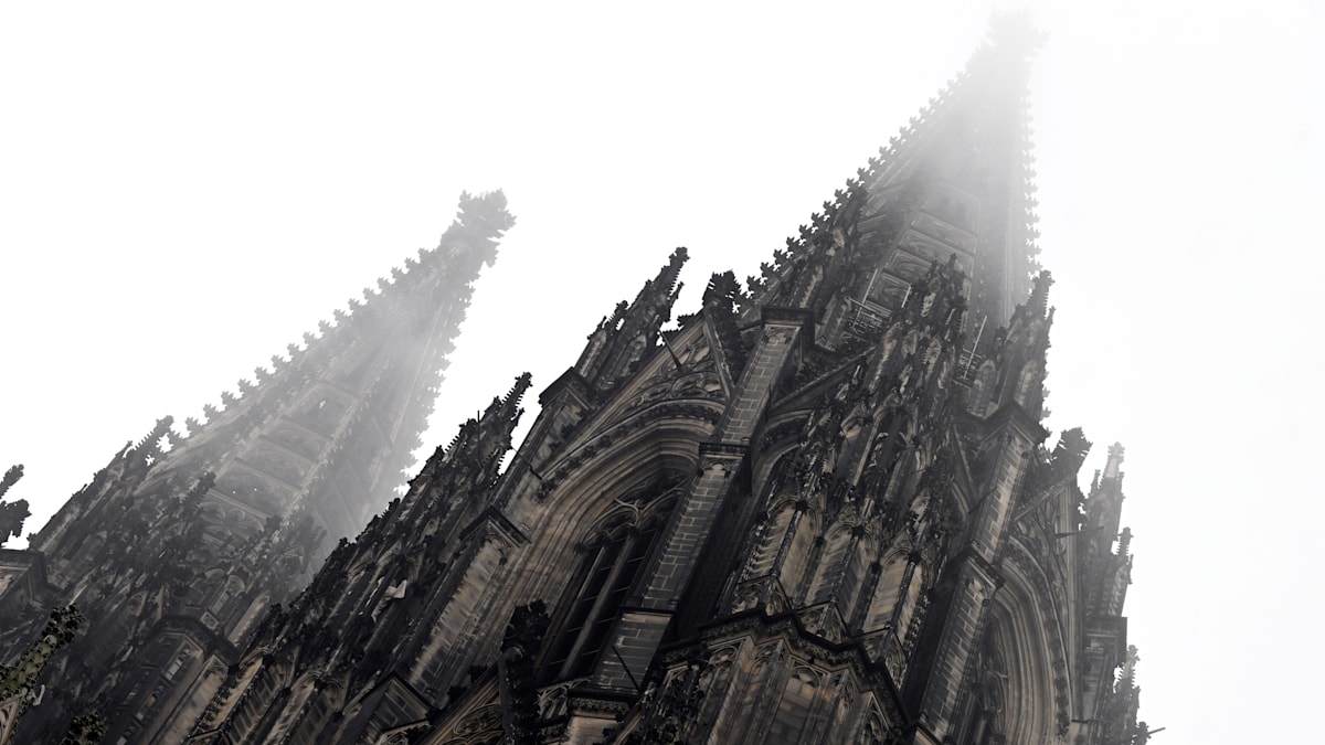 Christvesper: Person mit goldener Maske stört Gottesdienst im Kölner Dom